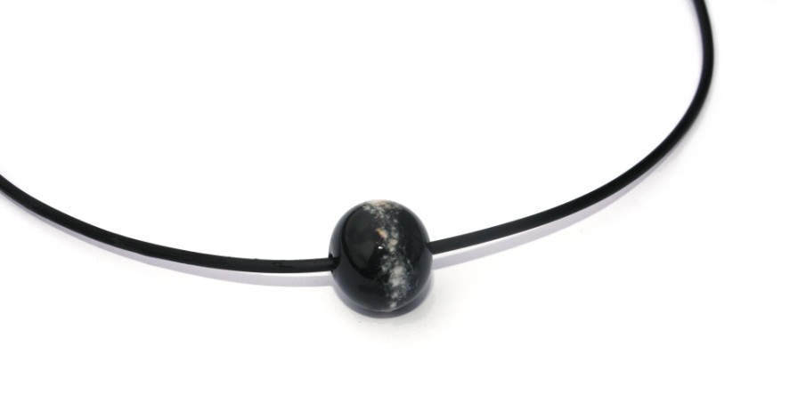 Ketting rubber met zwarte as in glas kraal